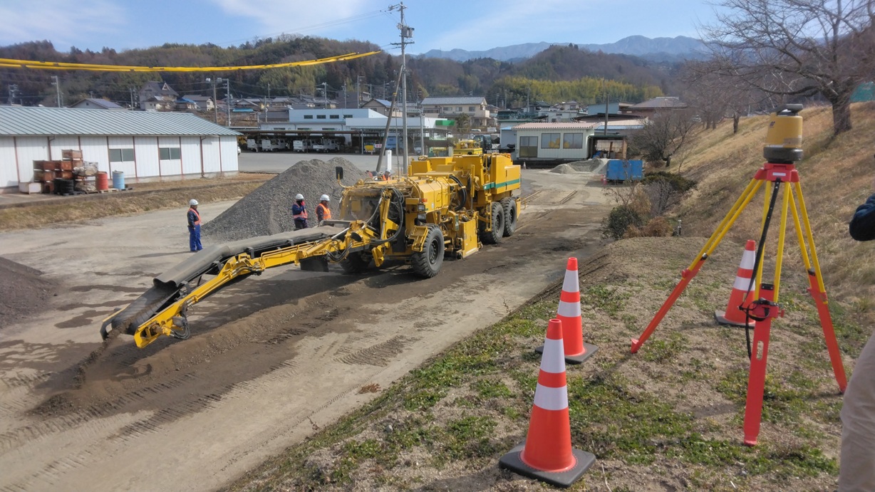 大型の舗装施工機械を活用した施工現場