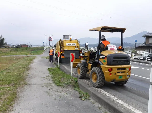 地域の道路維持に取り組む小木曽建設の施工機械