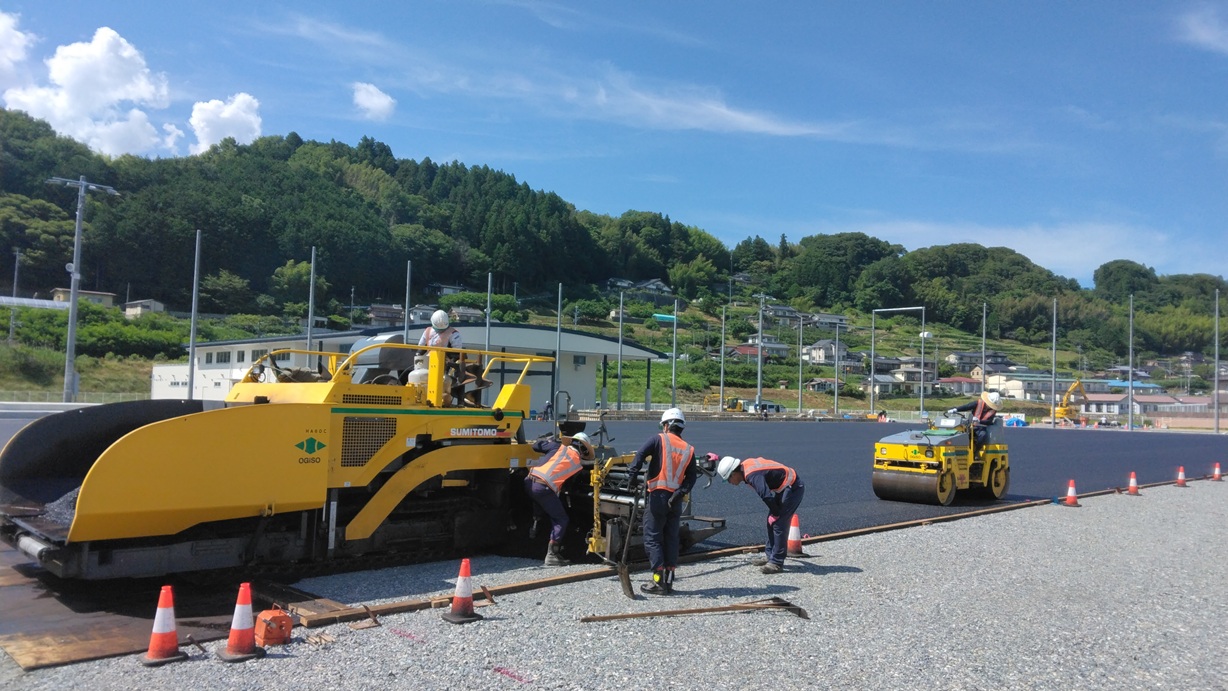舗装工事の施工現場